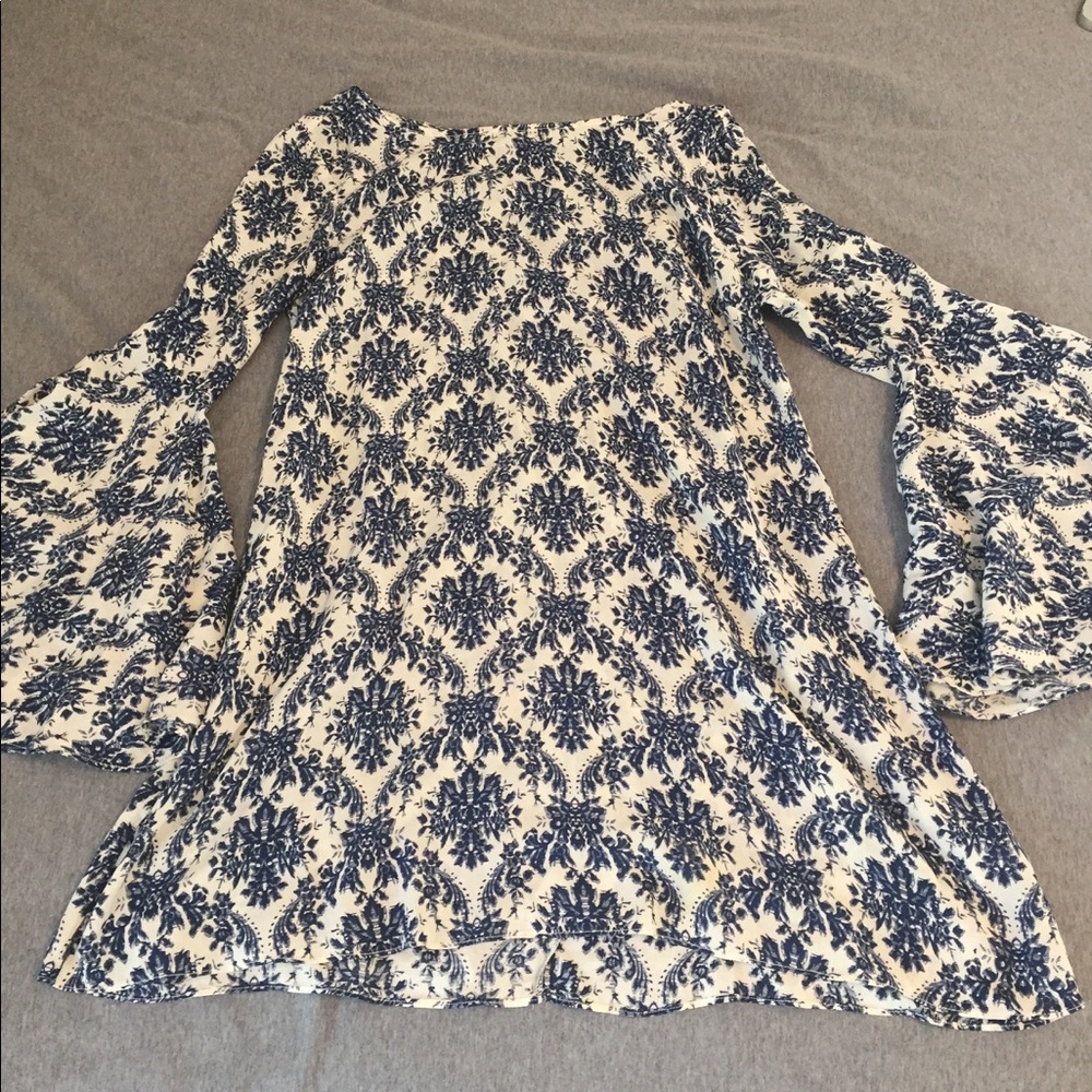 Bell sleeve shift dress